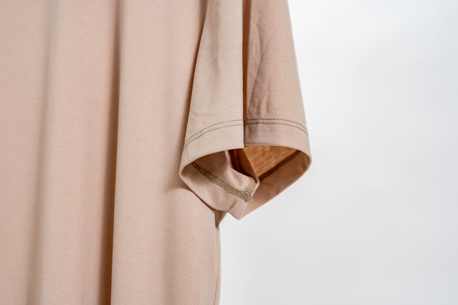 Detailaufnahme einer Stoffnaht bei neutralem Licht.