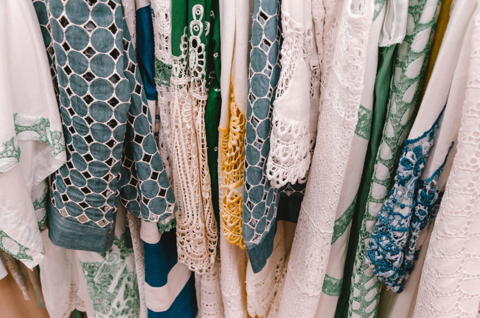 Leinenkleidung hängt locker bei neutralem Licht.