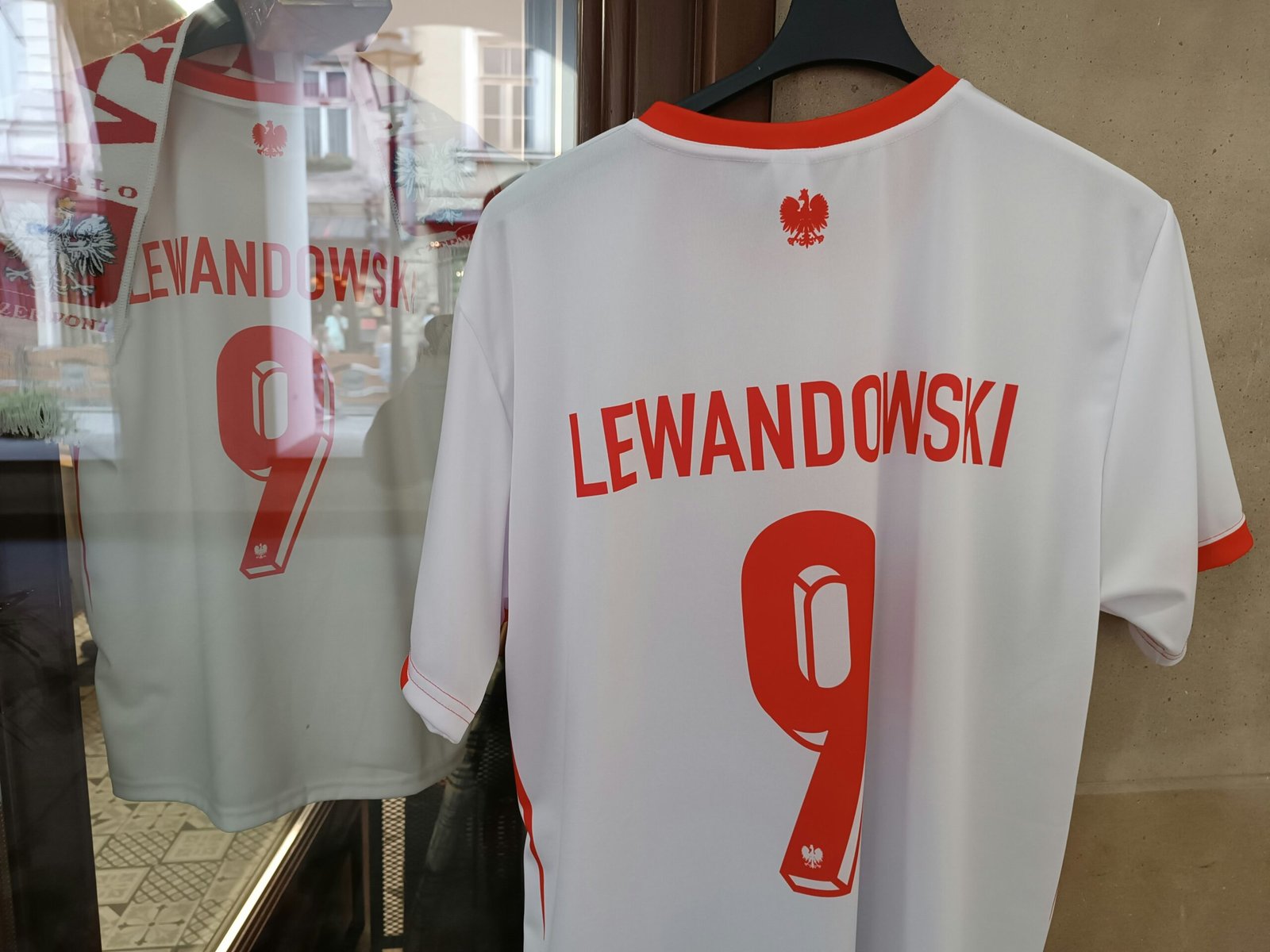 Sportshirt hängt locker bei neutralem Licht und ruhiger Umgebung.